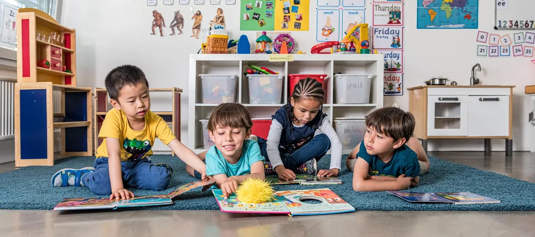 Enfants de maternelle jouant avec des blocs colorés